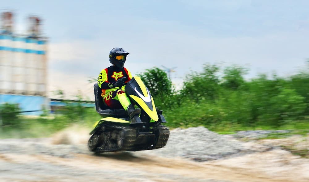 Elektrický dvoustopý sněžný skútr z roku 2026 pro off-roadové závody